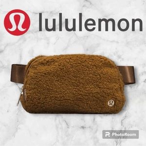 NWT Lululemon belt bag Sherpa fleece in the color burnt Carmel